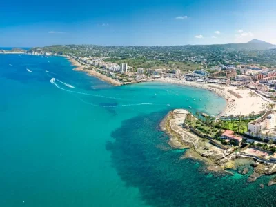 Panoramablick auf den Arenal-Strand und die Küste von Jávea