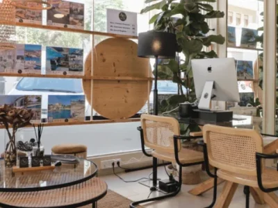 Modernes und helles Immobilienbüro