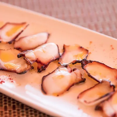Exquisiter gegrillter Oktopus mit Paprika