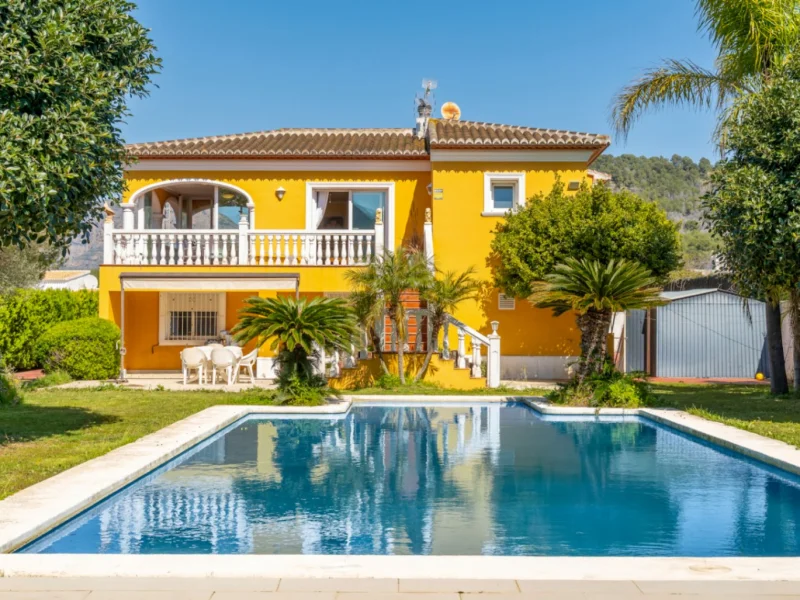 Großzügige Villa in Jávea mit privatem Pool und Naturblick
