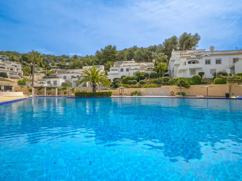 Maisonette-Wohnung in Moraira, Pueblo Alcázar mit Garage und Pool
