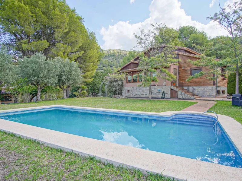 Charmante Villa mit vier Schlafzimmern, Pool und Ställen in Orba
