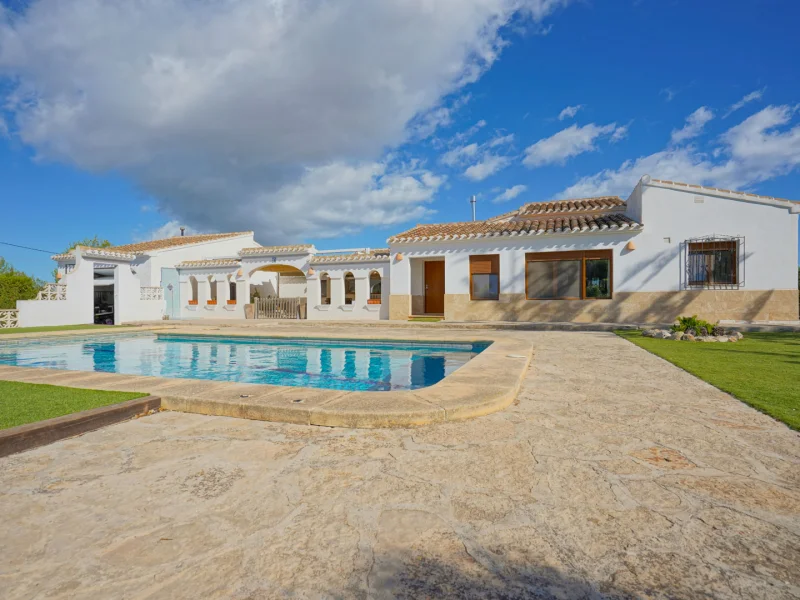 Geräumige Villa in Jávea mit privatem Pool und großem Grundstück