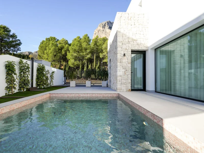 Moderne Villa in Polop zu verkaufen: Architektonisches Design und Bergblick