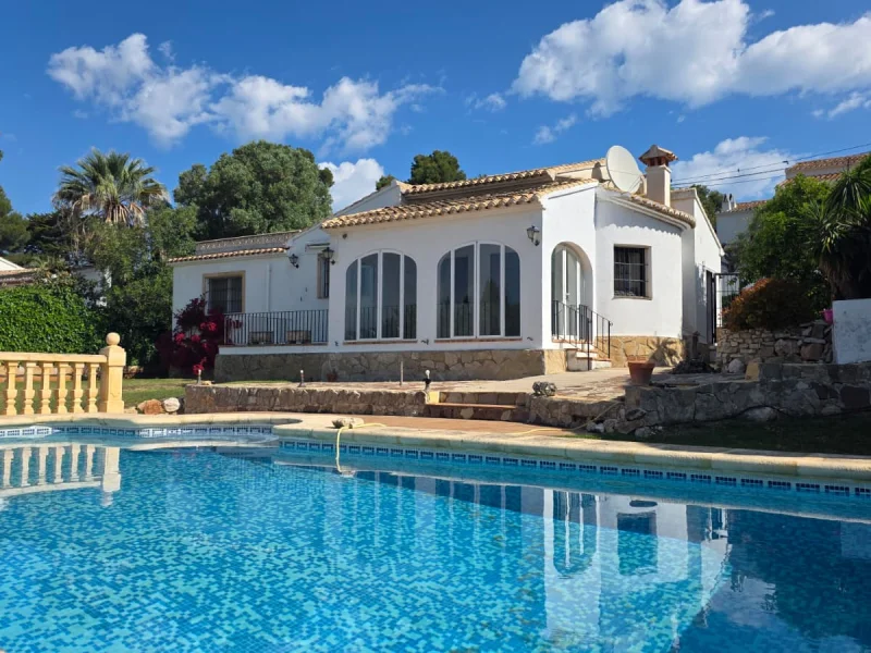 Geräumige Villa mit freiem Ausblick zum Renovieren zu verkaufen in El Tosalet, Jávea