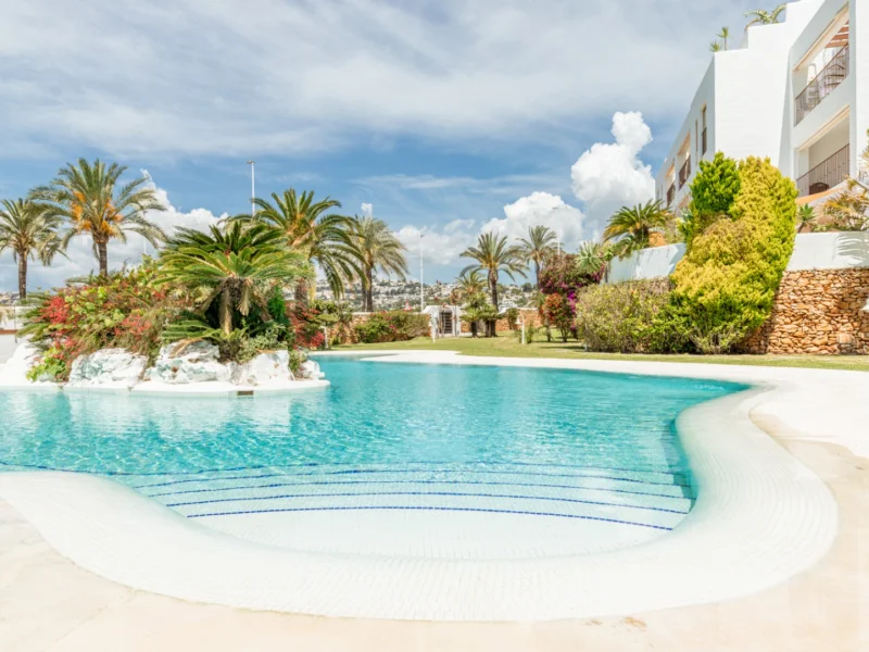Investitionsmöglichkeit: 3-Schlafzimmer-Wohnung zum Verkauf in Moraira mit Gemeinschaftspool und zentraler Lage