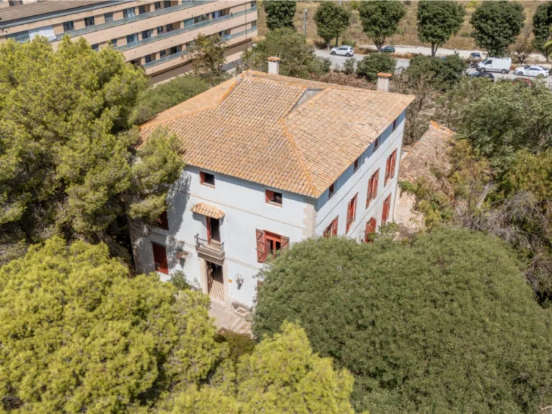 Historische herrschaftliche Villa zu verkaufen in Benissa mit Stadtgrundstück