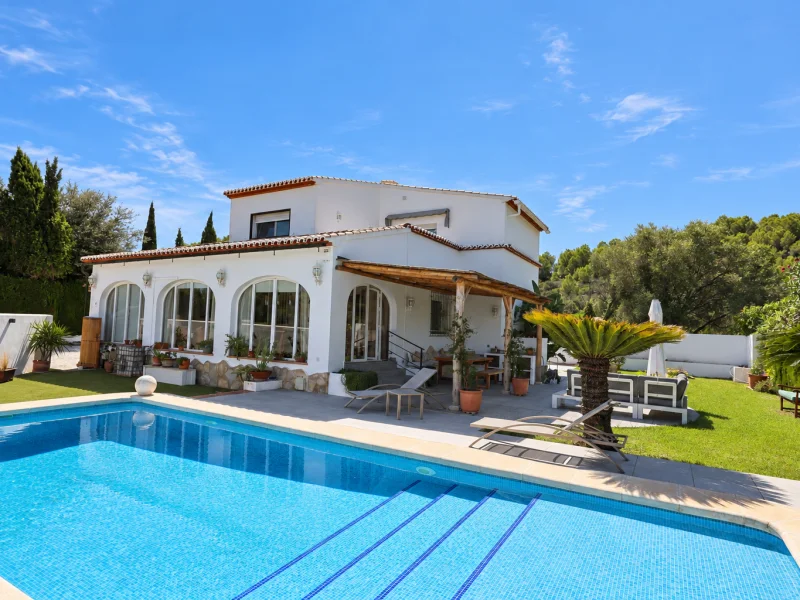 Villa zu verkaufen in Jávea mit privatem Pool und Garten
