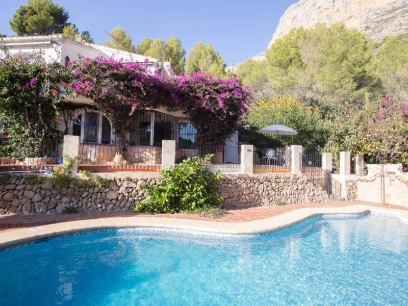 Chalet in Jávea mit Blick auf den Montgó und privatem Pool