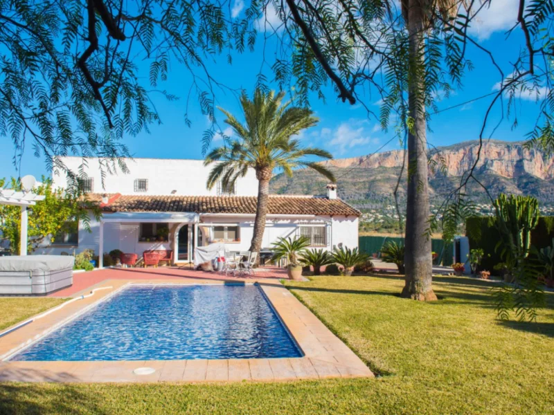 Villa in Gata de Gorgos mit Pool und Bergblick