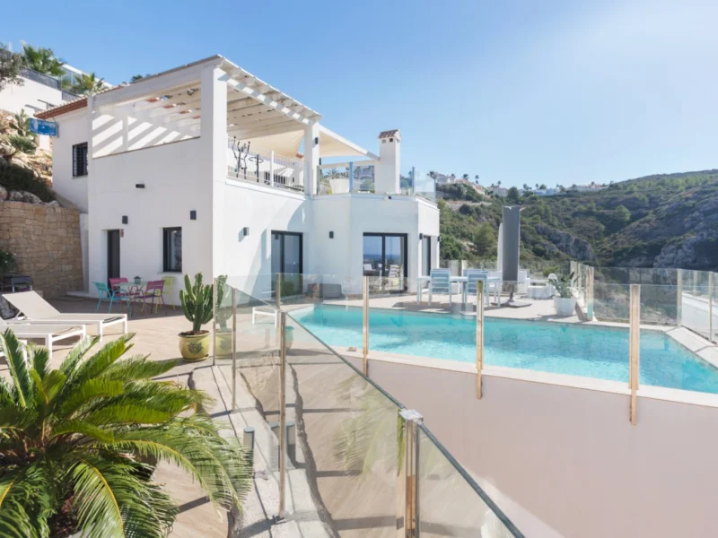 Modernes Chalet in Dénia mit Infinity-Pool und Meerblick