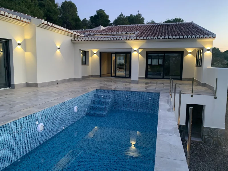 Moderne Villa mit drei Schlafzimmern und Blick auf den Montgó in Jávea