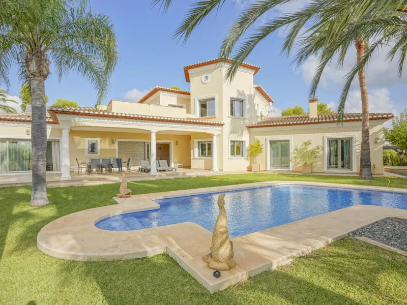 Traditionelle Villa mit vier Schlafzimmern und Meerblick in Benissa