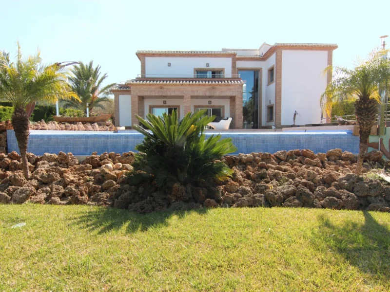 Villa mit fünf Schlafzimmern, Pool und Gästeapartment in Jávea