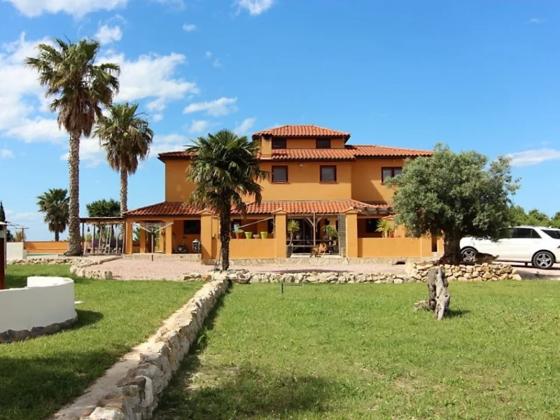Geräumige Finca mit sechs Schlafzimmern in Pedreguer mit Pool und Bergblick