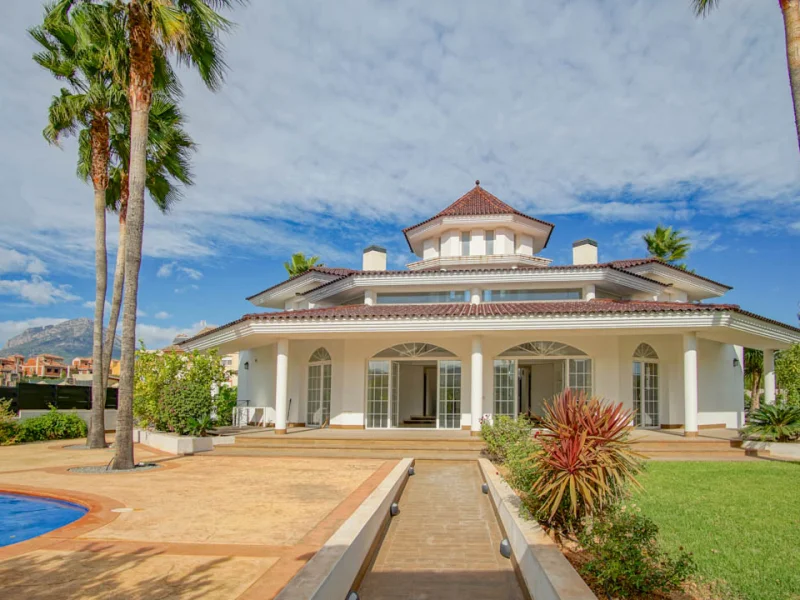 Villa im Kolonialstil mit privatem Pool in L'Alfàs del Pi