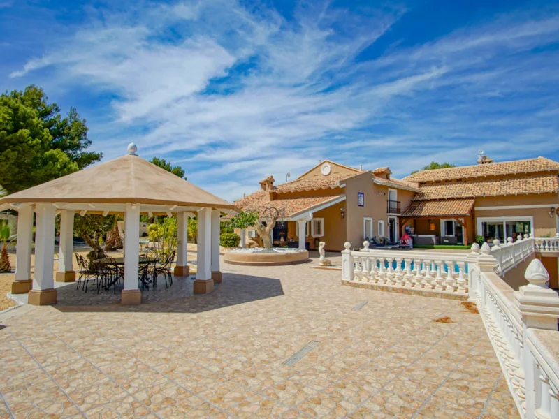 Exklusive Villa in La Nucía mit Meerblick und Hubschrauberlandeplatz