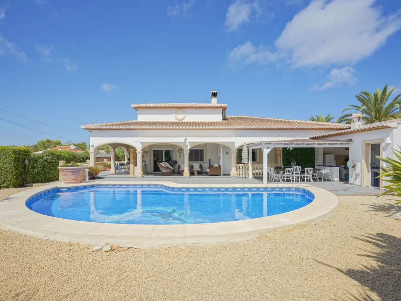 Jávea: Elegante Villa mit privatem Pool in Costa Nova