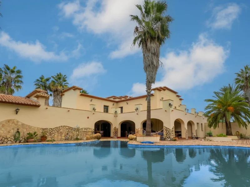 Villa mit 5 Schlafzimmern, Gästehaus und 10.000 m² Grundstück in Ondara