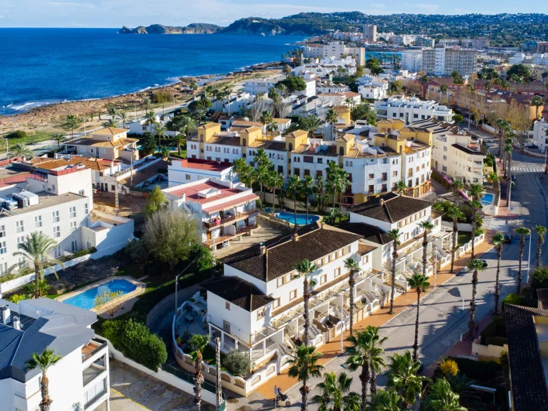Gepflegtes Triplex-Reihenhaus in Jávea, Arenal mit Gemeinschaftspool