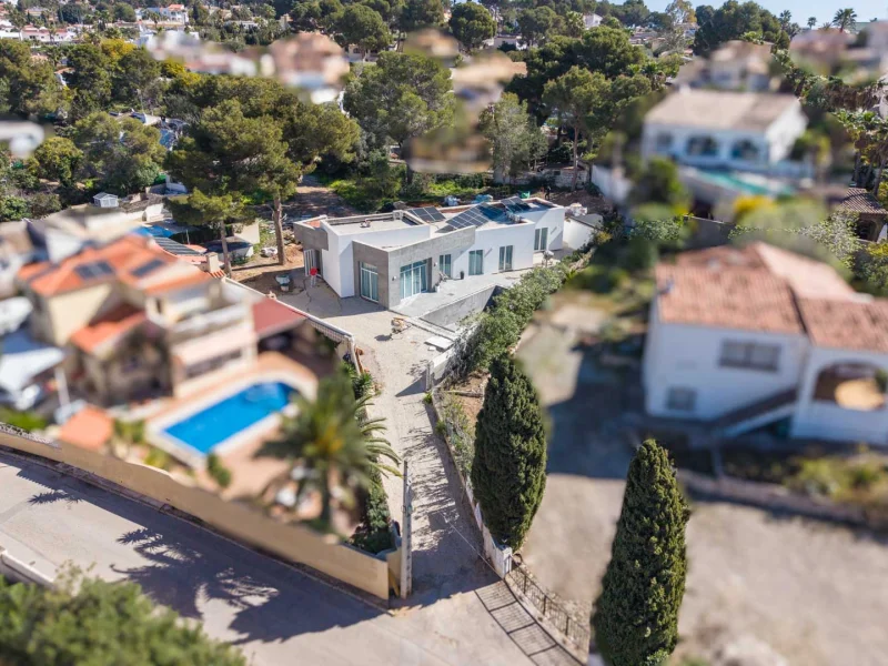 Minimalistische ebenerdige Villa in Calpe mit Blick auf den Peñón