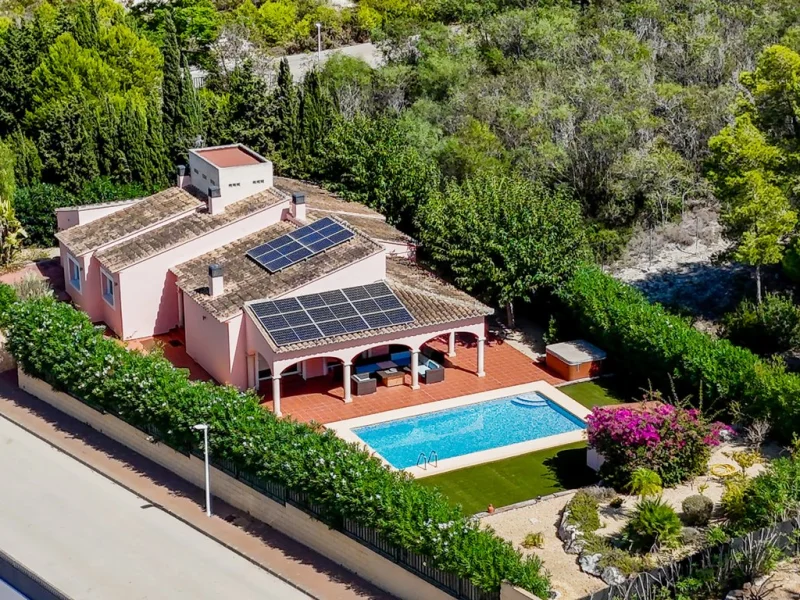 Villa mit vier Schlafzimmern auf einer Ebene mit Pool in Jávea