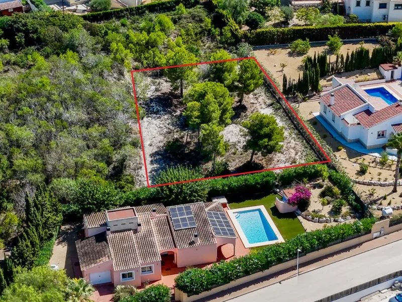 Bezugsfertige Villa mit 4 Schlafzimmern und Baugrundstück in Jávea
