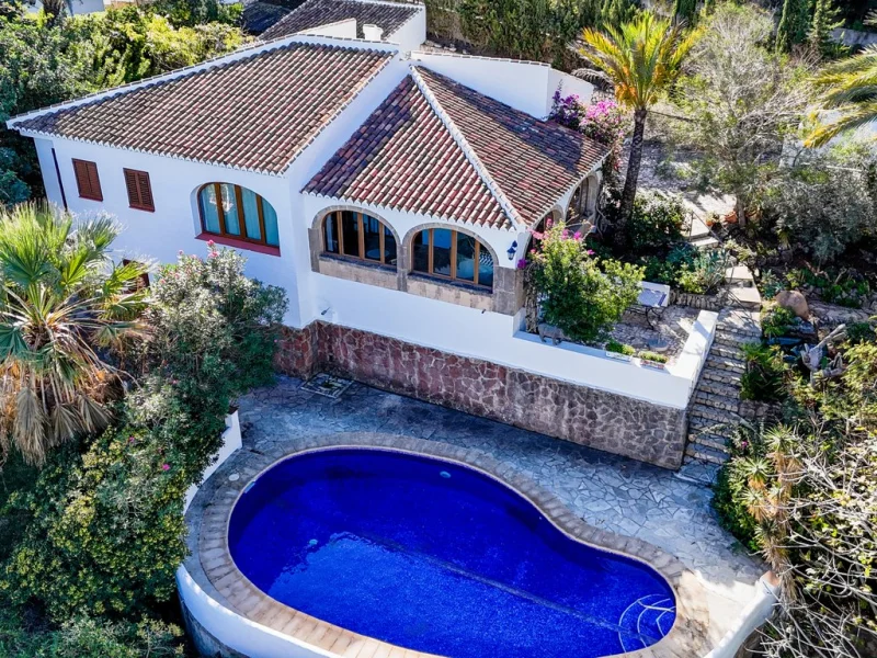 Traditionelle Villa mit vier Schlafzimmern und Meerblick in Jávea