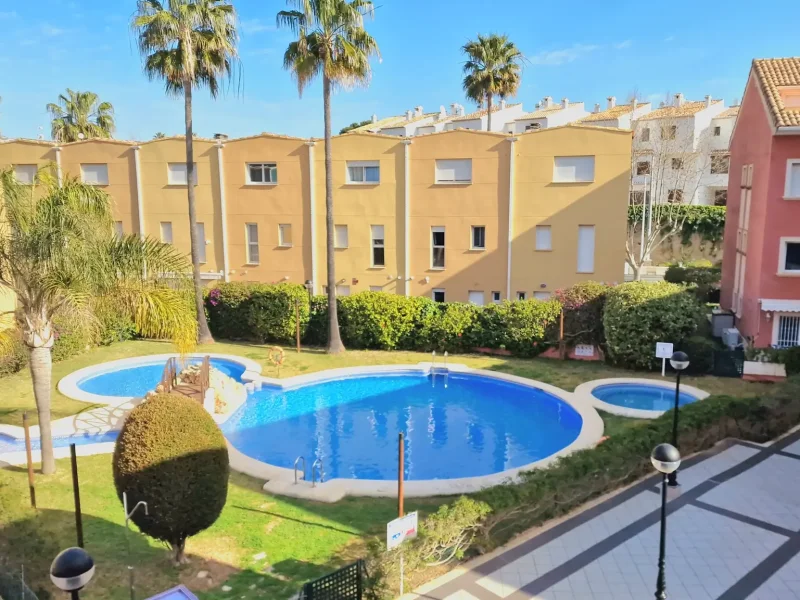 Maisonette-Wohnung mit Gemeinschaftspool und großem Solarium