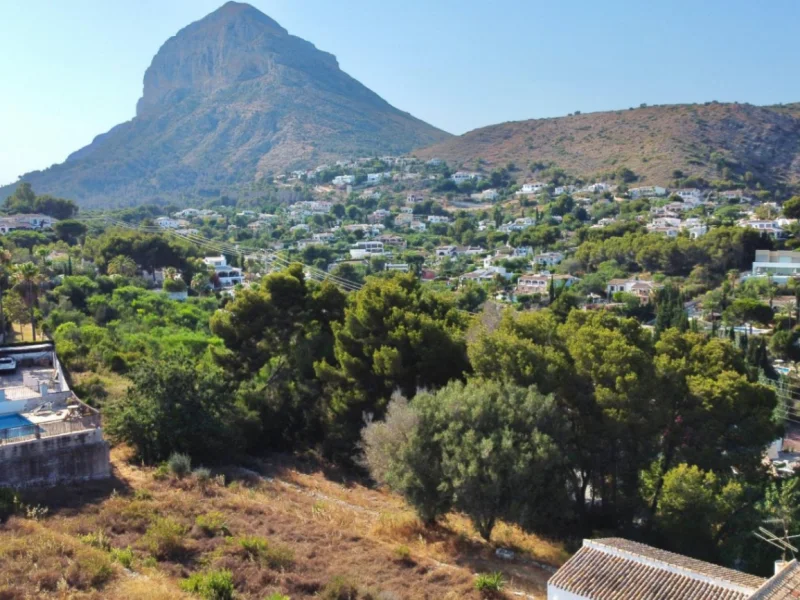 Großes urbanisiertes Grundstück in Jávea mit Montgó- und Meerblick