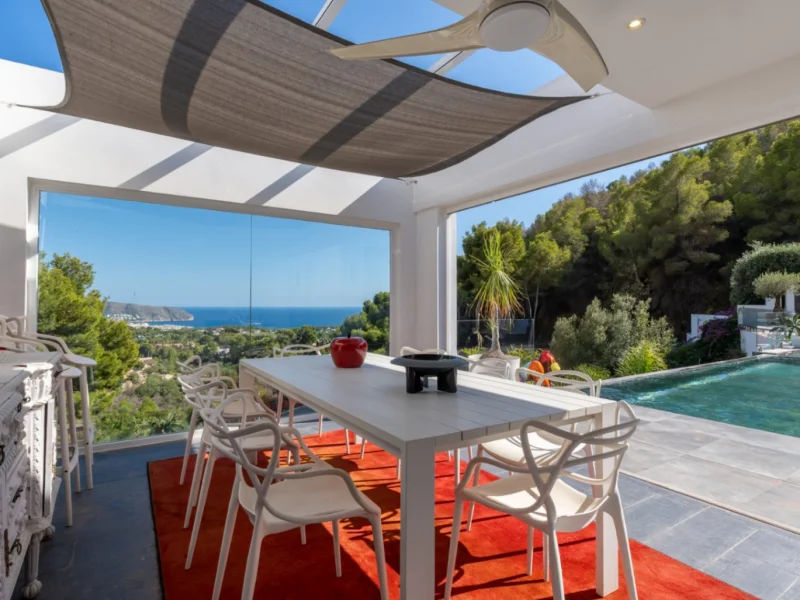 Moderne Villa mit vier Schlafzimmern in Moraira mit Meerblick und Pool