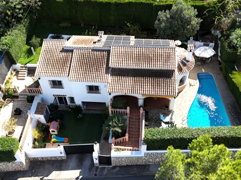 Villa mit Meerblick und Solaranlage in Toscal, Jávea