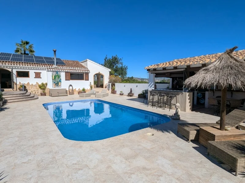 Villa mit Gästehaus und privaten Pools in Jávea