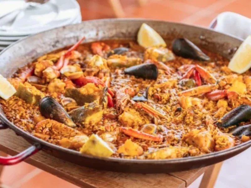 Traditionelle Meeresfrüchte-Paella auf der Terrasse