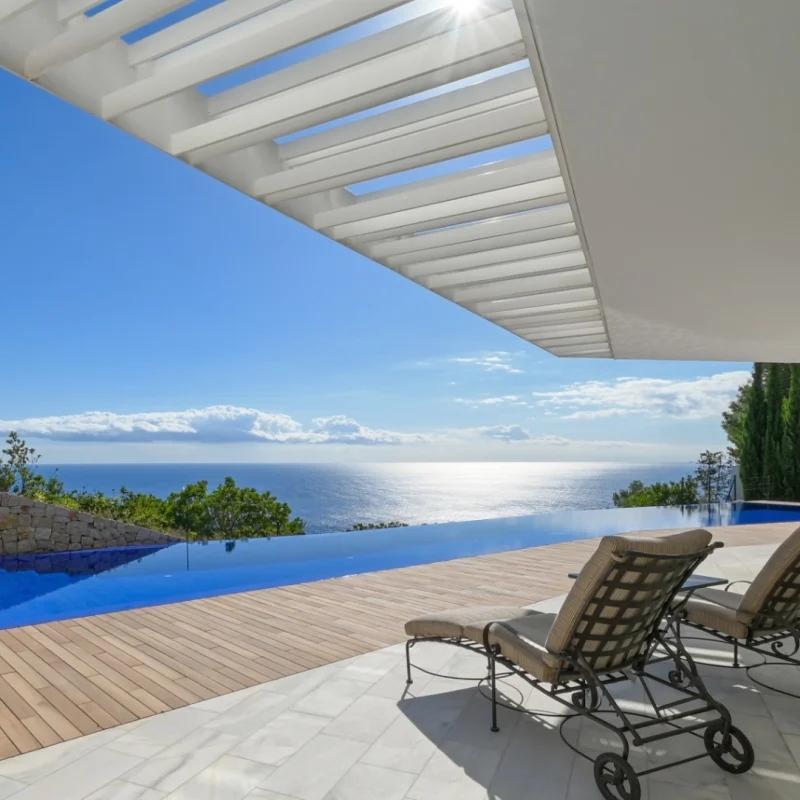 Infinity-Pool mit atemberaubendem Meerblick