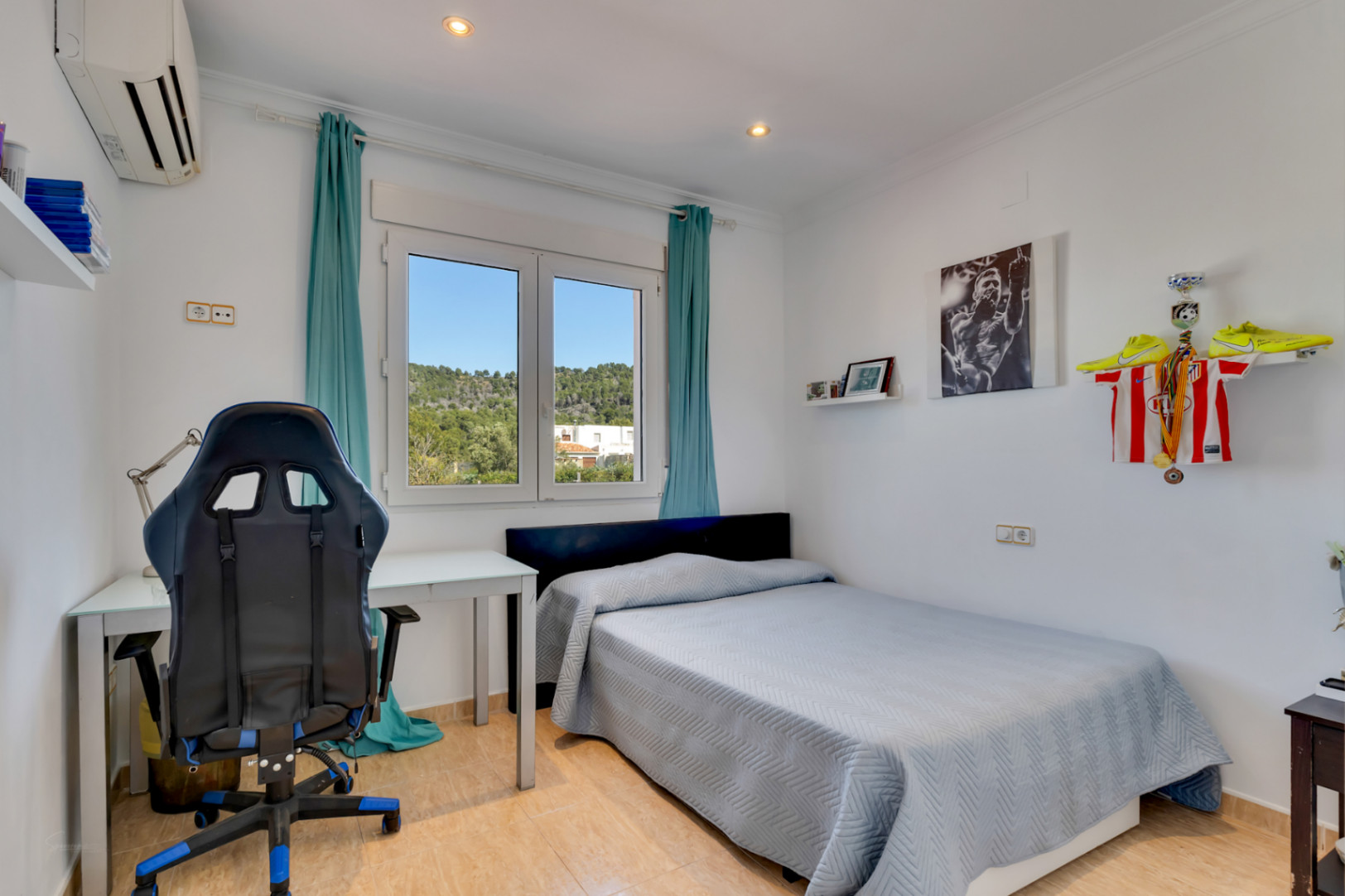 Helles Schlafzimmer mit Arbeitsbereich, Klimaanlage und PVC-Fenster mit Blick auf die umliegende Natur und die Hügellandschaft von Jávea.