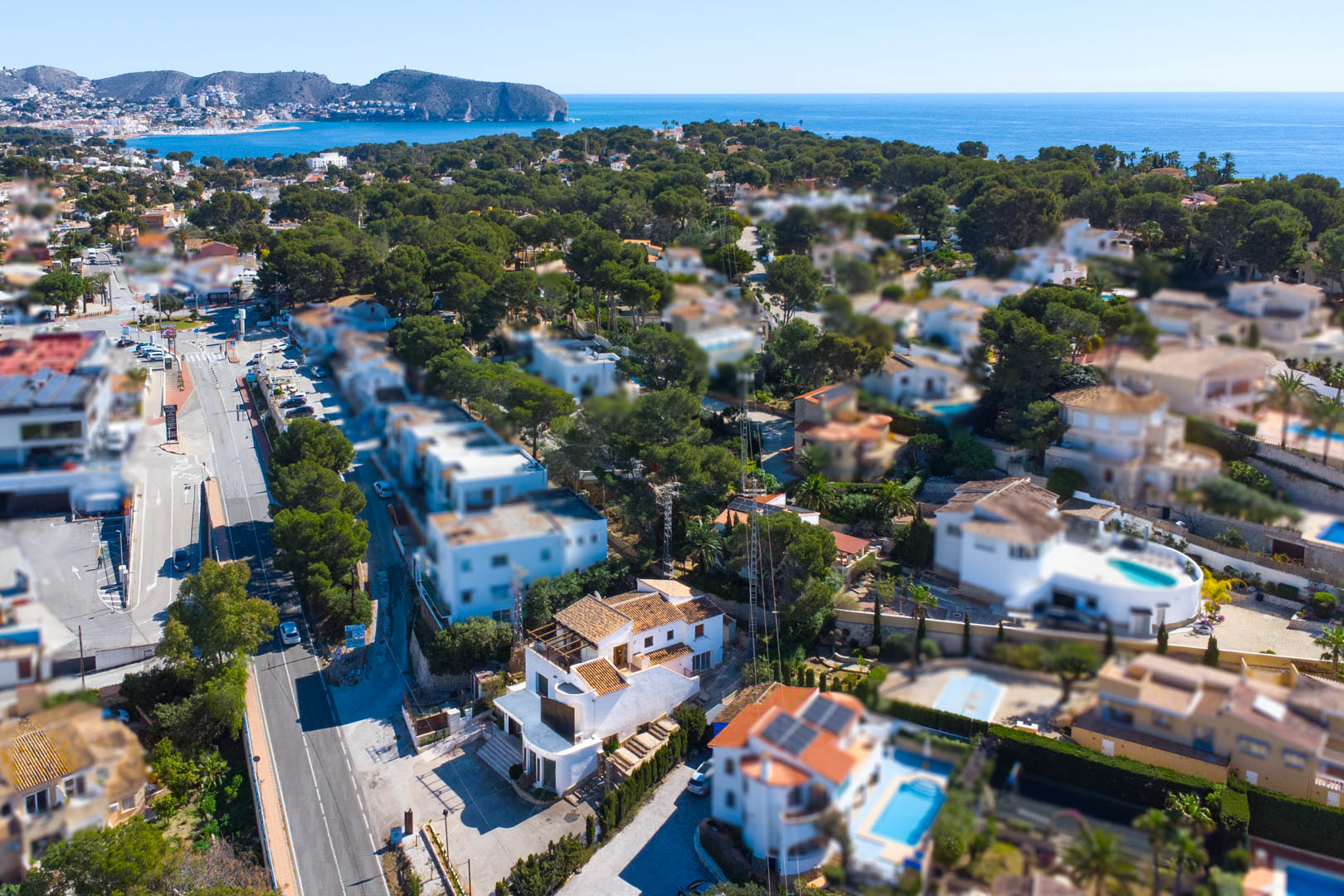 Luftaufnahme der Immobilie in erstklassiger Lage an der Straße Moraira-Calpe, mit Panoramablick auf das Mittelmeer und den Cap d'Or.
