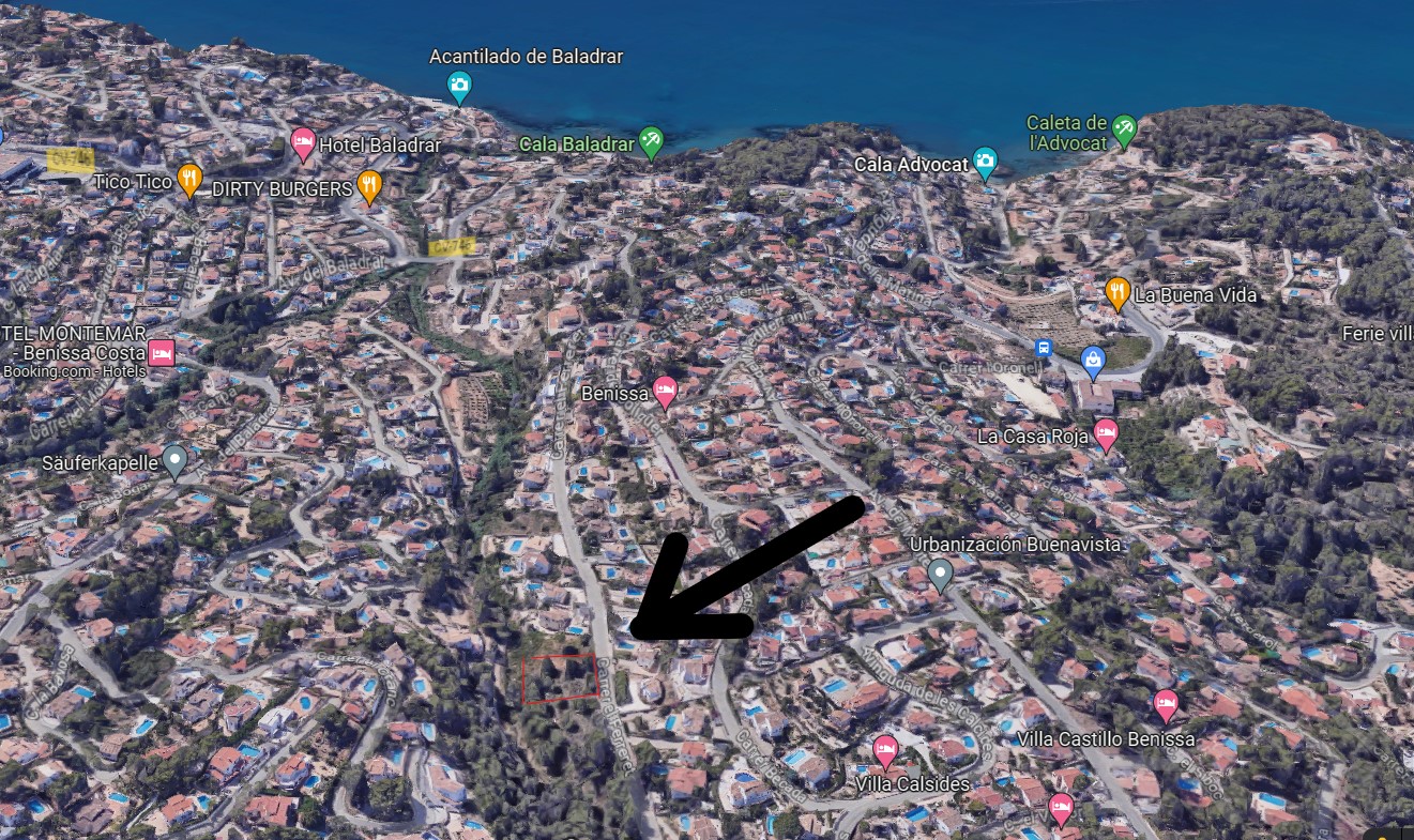 Satelliten-Luftansicht der 826 m2 großen Parzelle in der Urbanisation Buenavista, die die Nähe zur Cala Baladrar und der Küste von Benissa verdeutlicht.