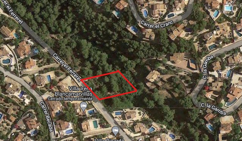 Satelliten-Luftaufnahme des 826 m2 großen, rot markierten Grundstücks an der Carrer el Ferreret, eingebettet in eine bewaldete Wohngegend mit Pools.