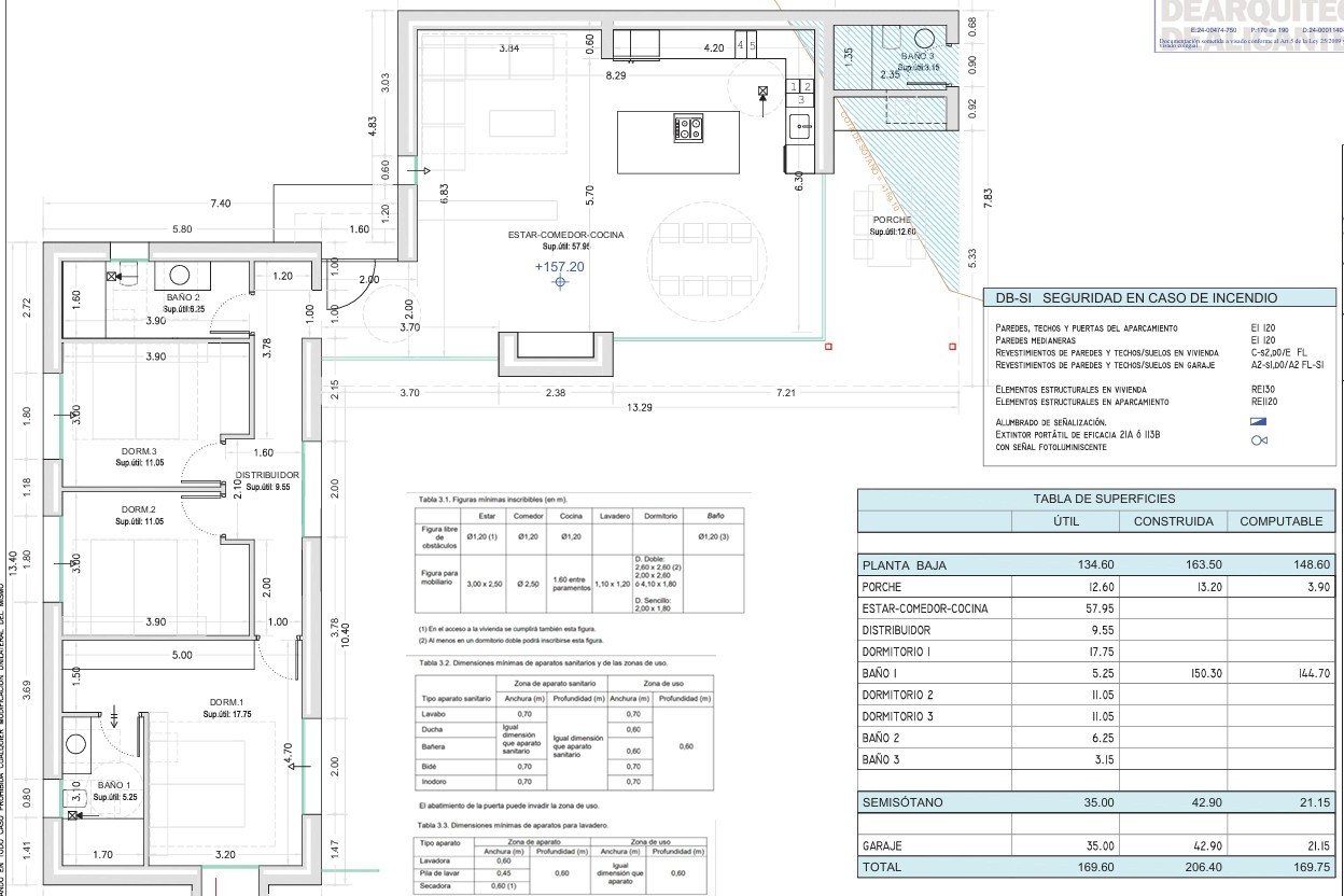 Detaillierter architektonischer Grundriss des Erdgeschosses mit der Aufteilung von drei Schlafzimmern, drei Bädern und einem großzügigen offenen Wohn-Essbereich.