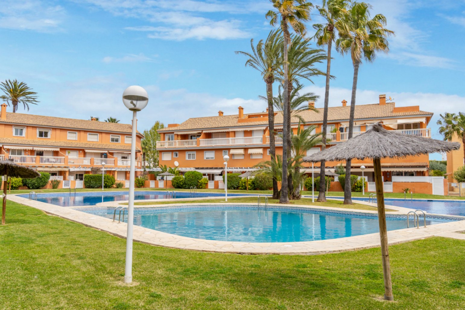 Erdgeschosswohnung in Dénia mit Pool und privater Terrasse
