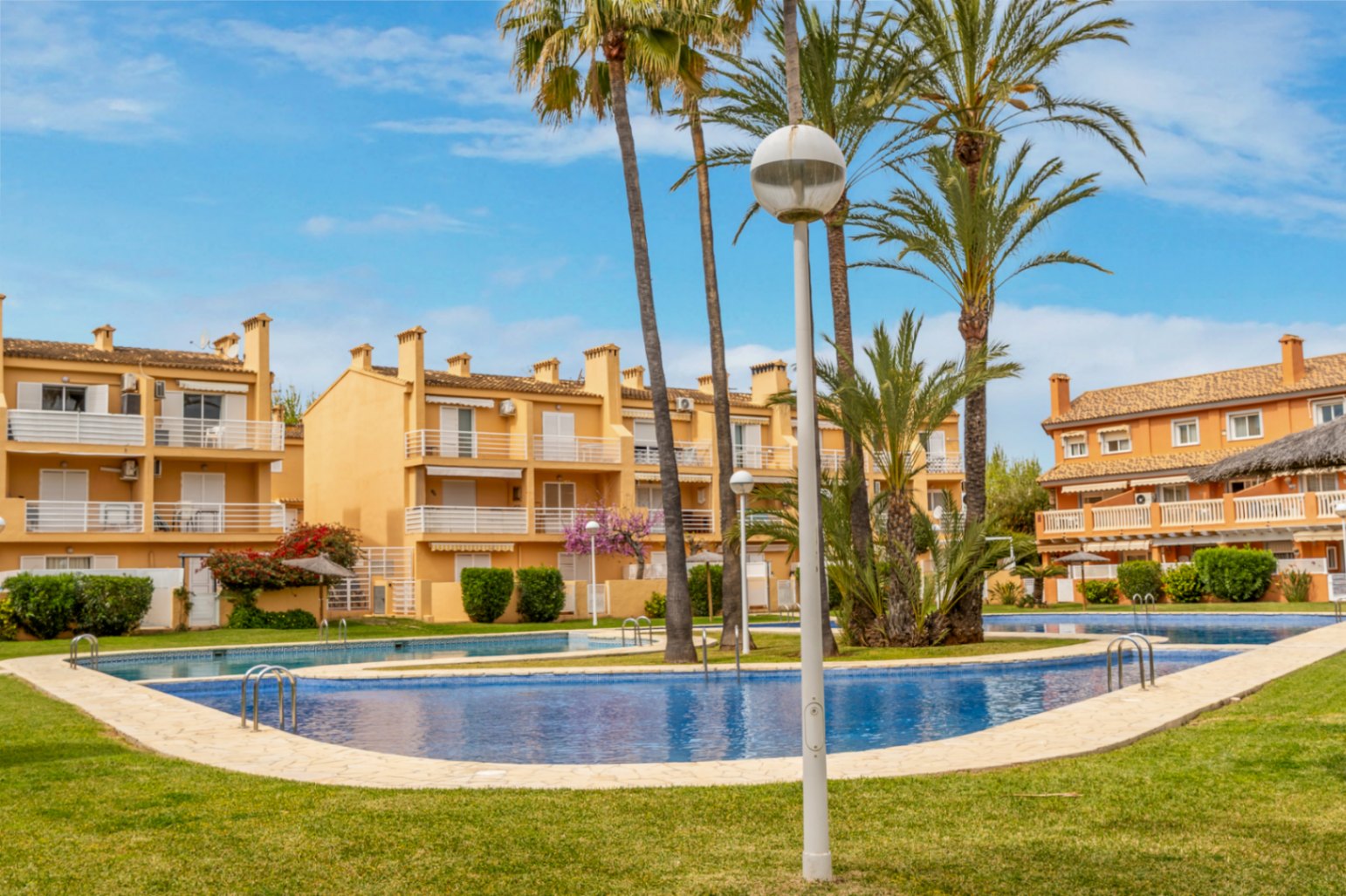 Erdgeschosswohnung in Dénia mit Pool und privater Terrasse