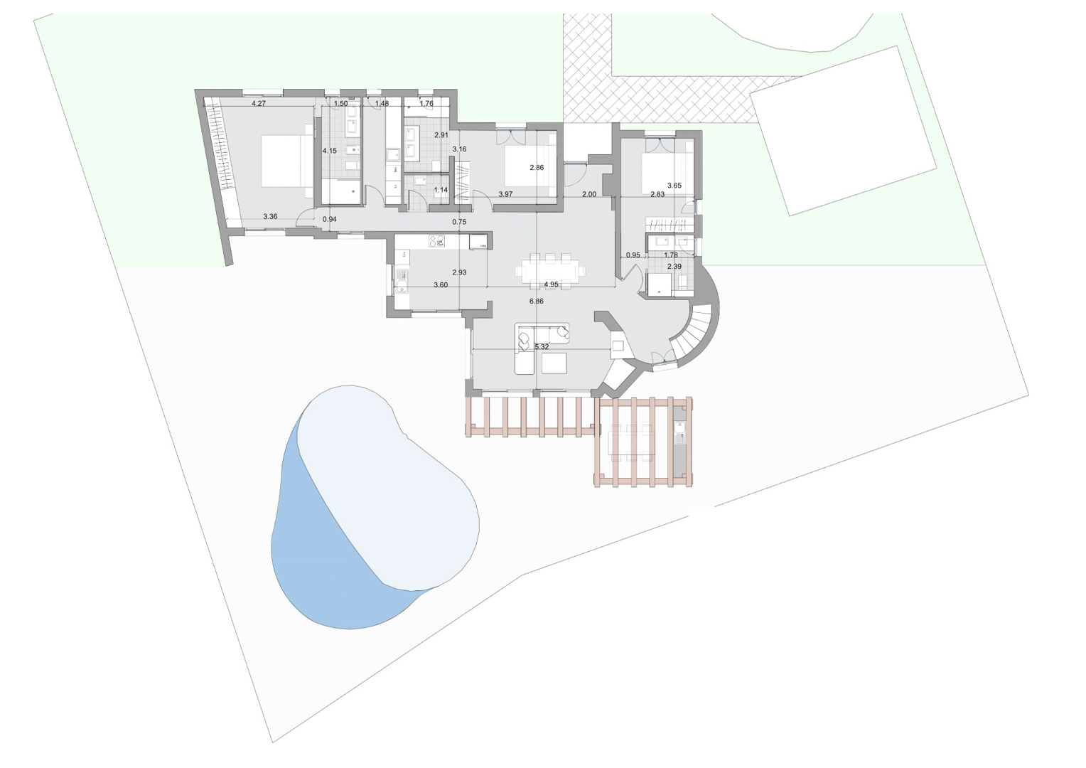 Detaillierter Grundriss der Hauptebene mit Darstellung der Schlafzimmer, des offenen Wohn-Essbereichs und der Außenanlage mit Pool und Pergola.