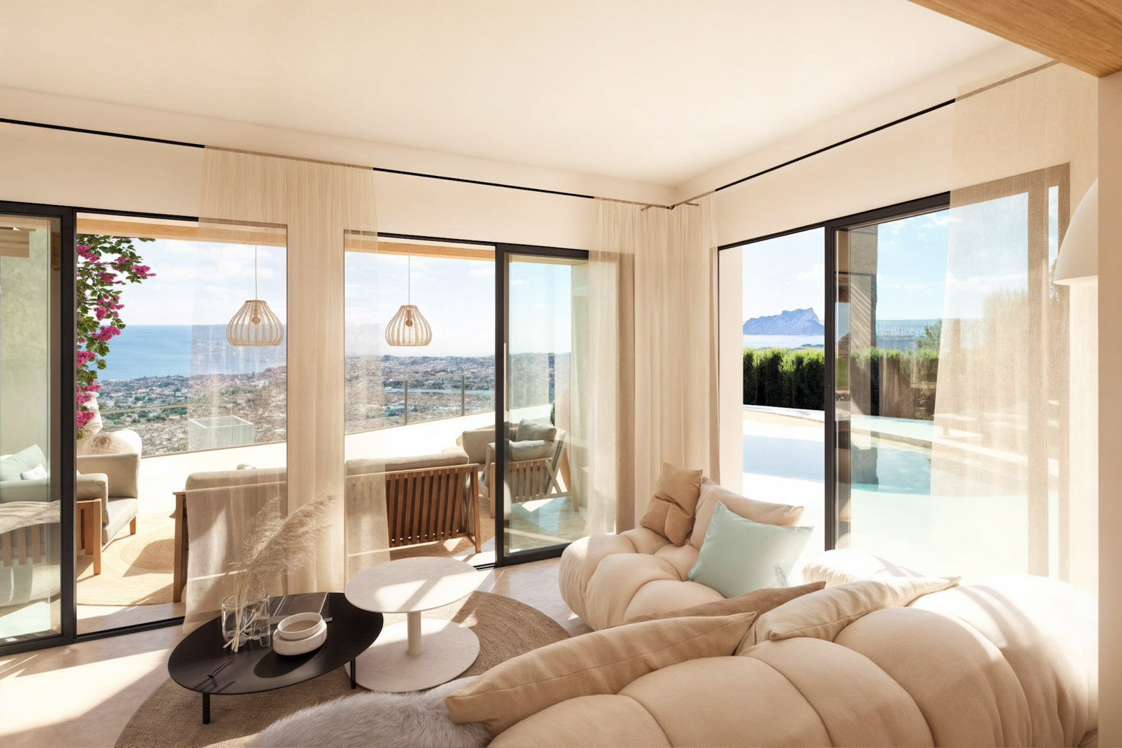 Heller Wohnbereich mit bodentiefen Glasfronten, Panoramablick auf das Meer und den Peñón de Ifach sowie direktem Zugang zur Terrasse und zum Infinity-Pool.