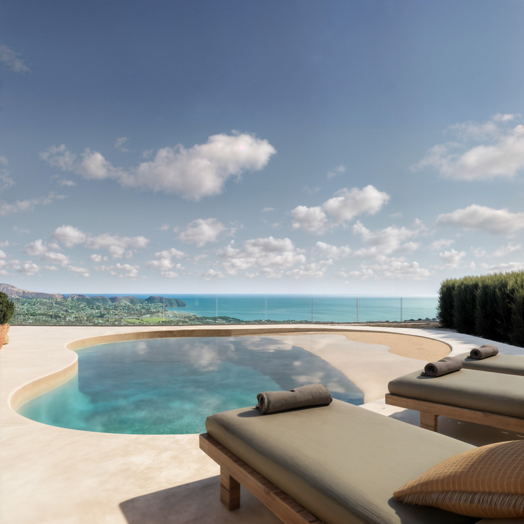 Organisch geformter Pool auf einer Mikrozement-Terrasse mit Holz-Sonnenliegen und Panoramablick auf das Mittelmeer und die Küste von Moraira.