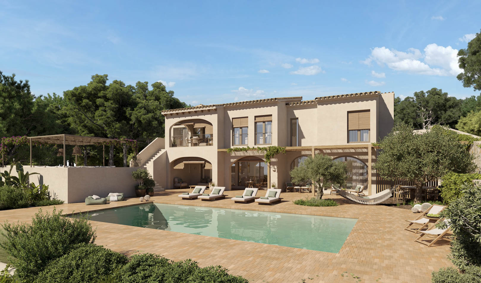 Außenansicht der Villa mit großem Pool, weitläufiger Terrasse, Olivenbäumen und einer sandfarbenen Fassade mit mediterranen Rundbögen und Holzpergolen.
