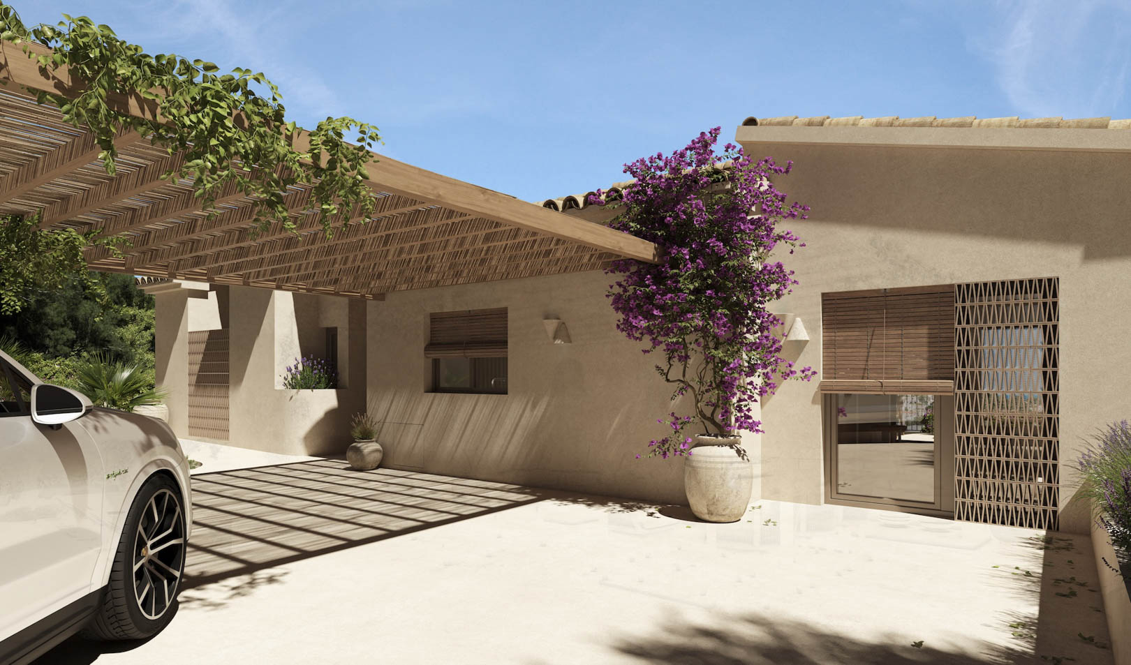 Außenparkplatz mit Pergola aus Holz und Schilf, mediterrane Fassade in Erdtönen, Holzfensterläden und eine blühende Bougainvillea in einem Steintopf.