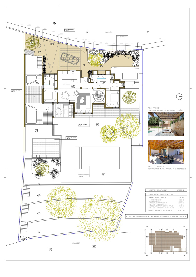 Detaillierter architektonischer Lageplan der Villa mit Pool, Gartenanlagen und Pergola-Bereichen auf einem 1070 m2 großen Grundstück.
