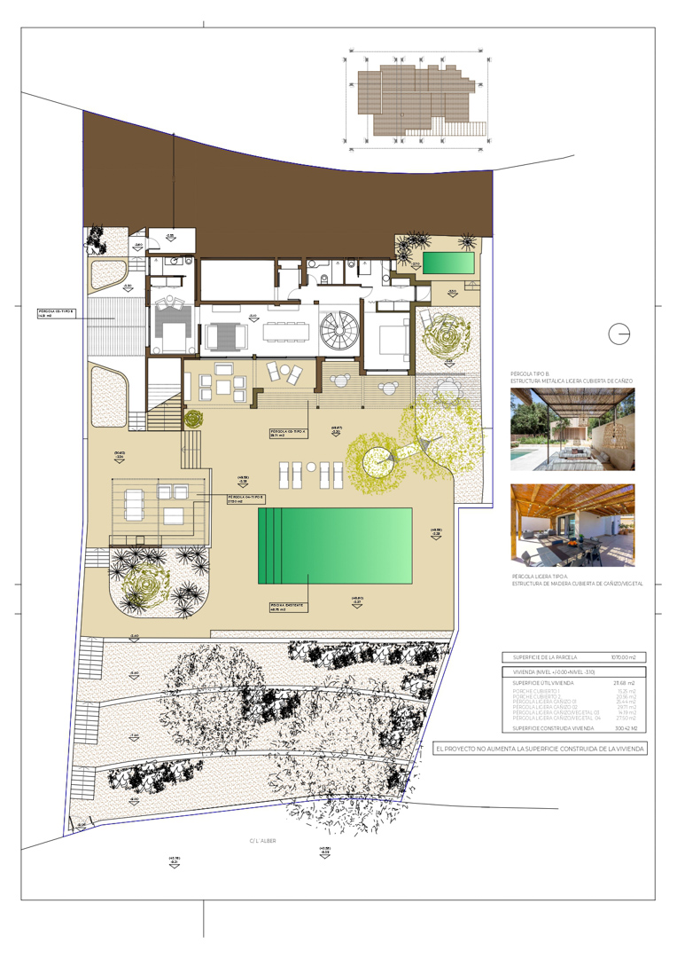 Detaillierter Lageplan des Renovierungsprojekts, der die Raumaufteilung, die großzügigen Terrassen mit Pergolen und den Poolbereich auf dem 1070 m2 großen Grundstück zeigt.