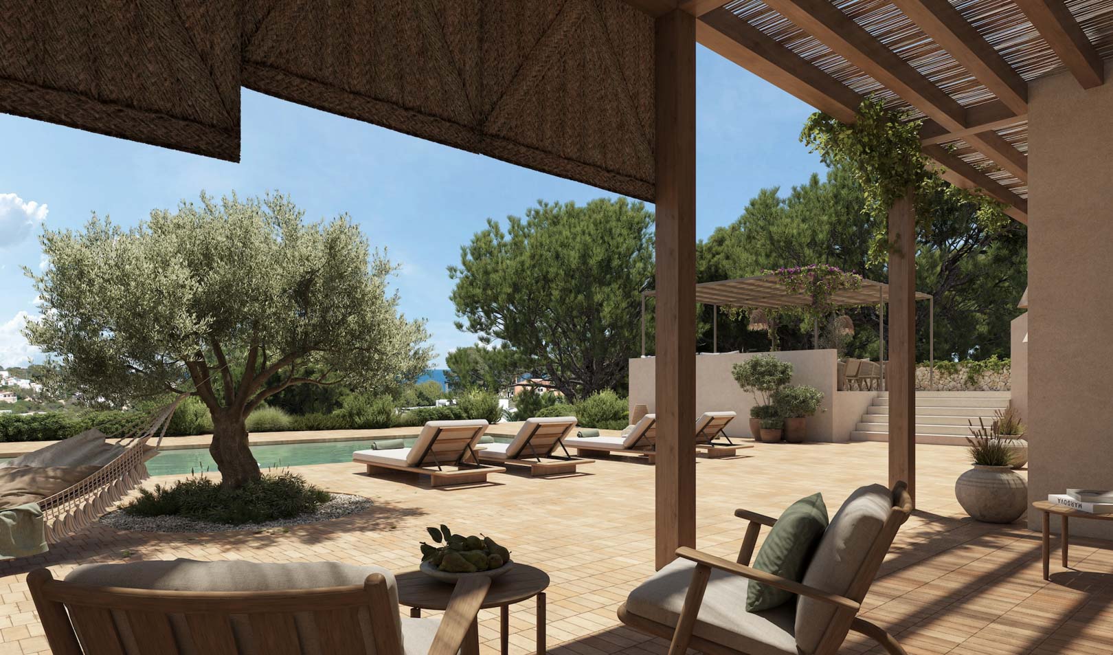 Hauptterrasse mit Holzpergola und Schilfrohrbeschattung, Poolbereich mit Sonnenliegen und einem zentralen Olivenbaum vor einer Kulisse aus Pinien und Meerblick.